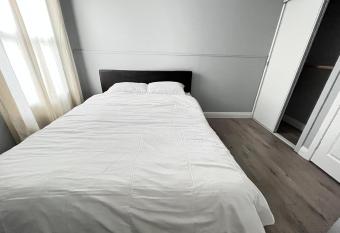 E3 super cozy private room nearDTLA allows 18 year olds to book a room