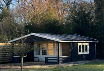 huisje 2 allows 18 year olds to book a room