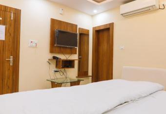 Hotel Fountain By WB Inn allows 18 year olds to book a room