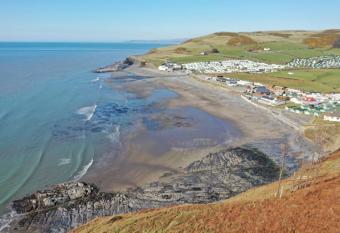 Beautiful 2-Bed Chalet in Aberystwyth has Balcony rooms