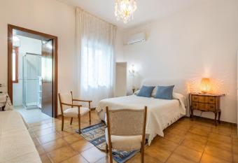 Casa Nella has Balcony rooms