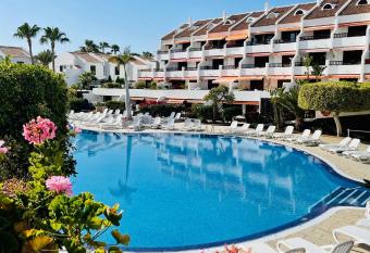 D  plex Agnes Parque Santiago I allows 18 year olds to book a room