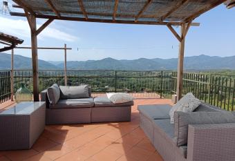 Olivola : maison enti  re dans un cadre magnifique has Balcony rooms