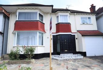 Cosy 5 bedroom house by Hendon Central has Balcony rooms