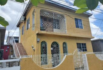 Wizzy Apartment Portmore has Balcony rooms