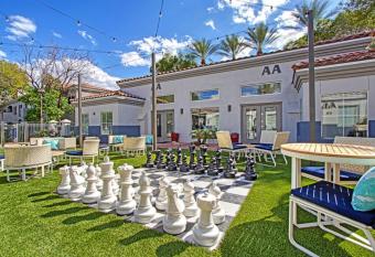 Luxury resort style condo Free Wi-fi and Parking has Balcony rooms