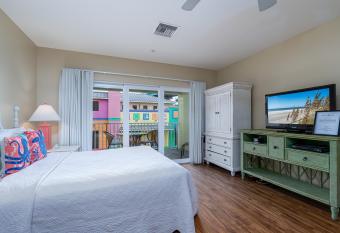 Harbour House at the Inn 208 has Balcony rooms