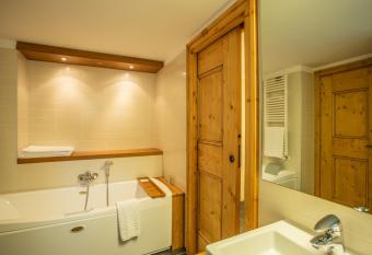 Sertorelli Sporthotel has rooms with a private hot tub