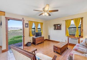 Peggy's View - Uplifting Cozy Mountain Views allows 18 year olds to book a room