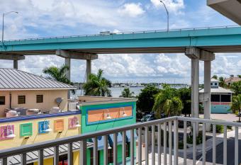 Harbour House at the Inn 307 has Balcony rooms