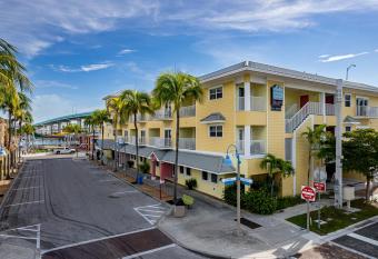 Harbour House at the Inn 215 has Balcony rooms