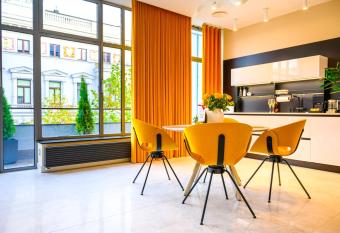 Pietryna Apartments Luxury - Sauna , Jacuzzi , Bezpo  rednio przy ul Piotrkowskiej has rooms with a private hot tub