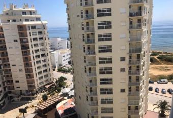 Ocean Breeze ll-Casa de Praia allows 18 year olds to book a room