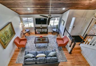 Kingdom on Knollwood 8 miles to downtown Asheville has rooms with a private hot tub