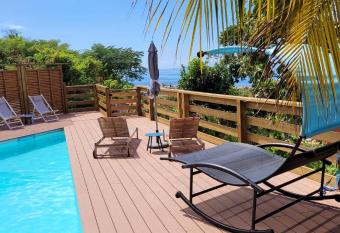 logement acc  s piscine has Balcony rooms