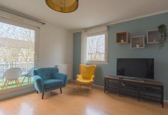 PARIS - DISNEY 2 MIN DISNEY - GARE has Balcony rooms