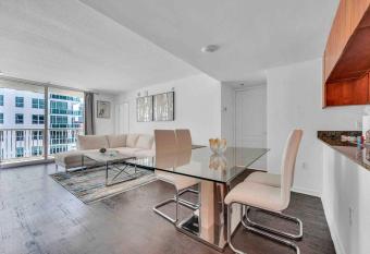 Elegant 2 BDR 2 BATH    Brickell     Ocean View has rooms with a private hot tub