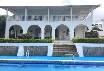 Casa de campo mesitas del colegio allows 18 year olds to book a room