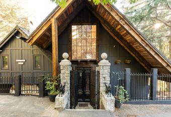 100 Mile View~Fire Pit  Romantic  Peaceful  Private has Balcony rooms