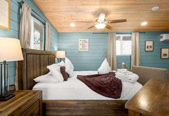 18 Creekside Retreat in Sedona with Hot Tub allows 18 year olds to book a room