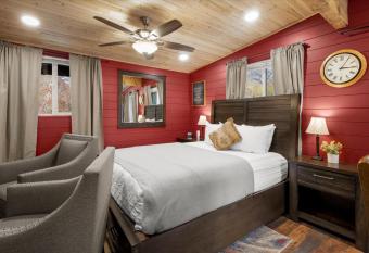 19 Creekside Retreat in Sedona with Hot Tub allows 18 year olds to book a room