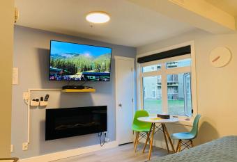 A Romantic Studio with Full Kitchen/AC allows 18 year olds to book a room