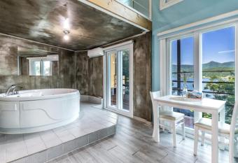 Nami Island Travel Spa Pension has rooms with a private hot tub