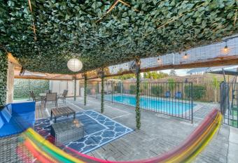 Tropical Paradise has rooms with a private hot tub