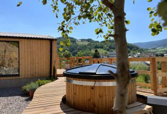 Domaine des Constellations - G  tes & Bains Nordiques has rooms with a private hot tub