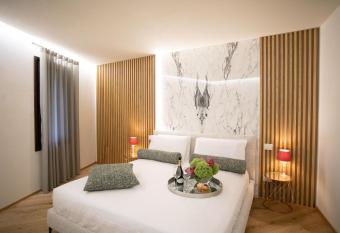 La Portineria Luxury B&B has rooms with a private hot tub