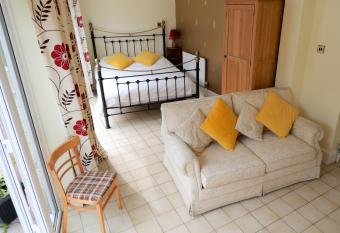 Colchester Sunny Studio Apartment with EV Charging Point has Balcony rooms