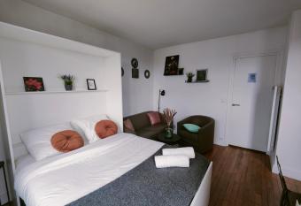 Studio Neuilly Seine - Champs Elys  es - La D  fense has Balcony rooms