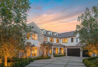 Situated down on a long private drive on the most exclusive street has Balcony rooms