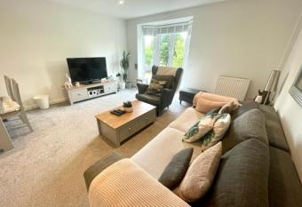 Spacious two bedroom apartment in Cardiff close to bay and city allows 18 year olds to book a room