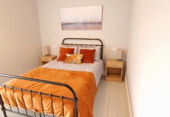 Cheerful 2 bed home with mountain views has Balcony rooms