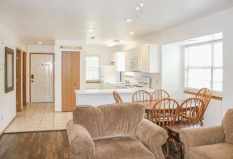 Lake Escape has Balcony rooms