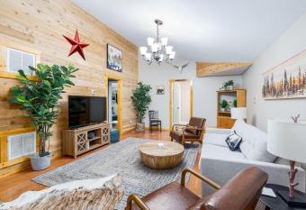 Farmhouse Cabin w Hot Tub & WiFi has Balcony rooms