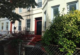 Welcome 1-bedroom B nB with free-offsite parking has Balcony rooms