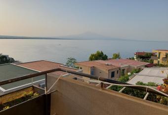 Vista mozzafiato sul golfo di Catania has Balcony rooms