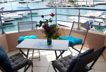 Studio avec vue sur la mer balcon et wifi a Frejus a 1 km de la plage has Balcony rooms
