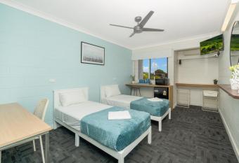 Twin room walking distance to Strand and Stadium! allows 18 year olds to book a room