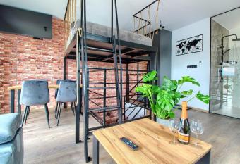 Jacuzzi na dachu allows 18 year olds to book a room