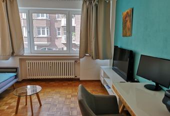 Cozy Apartment am Chlodwigplatz allows 18 year olds to book a room