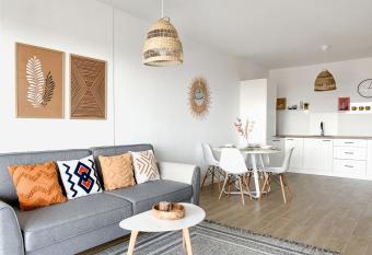 Sol Apartment - self check-in, free parking allows 18 year olds to book a room