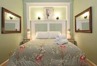 Charming Masonboro Suite- Downtown Wilmington has Balcony rooms