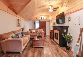 Fully Fenced, Spacious Cottage Near Niagara Falls allows 18 year olds to book a room