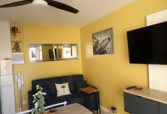 Superbe appartement dans r  sidence priv  e allows 18 year olds to book a room