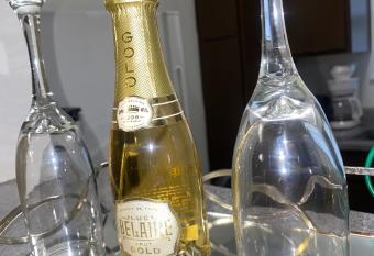 5Mins To IAH-2 Bedrooms & 2 Bathrooms-Mins To Spring-Free Parking & Complimentary Champagne allows 18 year olds to book a room