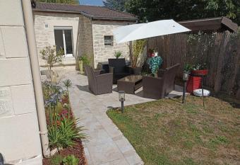 Maison    20 min de Paris et liaison CDG (transports    5 min    pied) allows 18 year olds to book a room