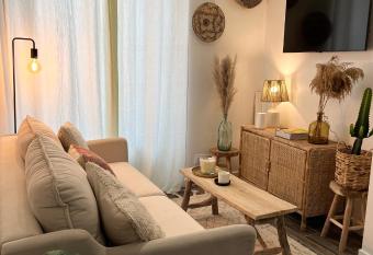 Saint Tropez - Old Village - Modern & Cosy Apartments allows 18 year olds to book a room